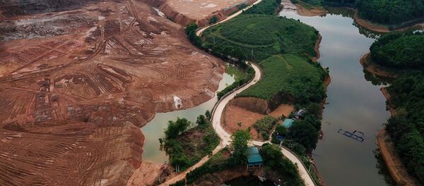 Hồ thủy điện Thác Bà bị Công ty TNHH Hoàng Gia Yên Bái xâm lấn nghiêm trọng.  - Sputnik Việt Nam