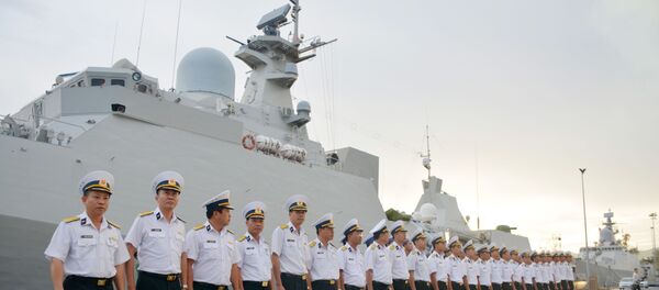 Sỹ quan và thủy thủ tàu Hộ vệ tên lửa 016 dự lễ chào cờ rời cảng bắt đầu chuyến thăm Liên bang Nga.  - Sputnik Việt Nam