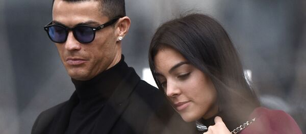 Cristiano Ronaldo với bạn gái Georgina Rodriguez  - Sputnik Việt Nam