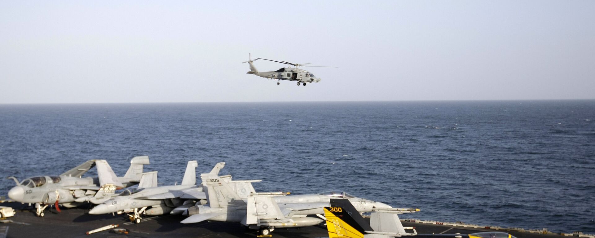 Máy bay trực thăng Hoa Kỳ tuần tra ở eo biển Hormuz.  - Sputnik Việt Nam, 1920, 01.03.2026