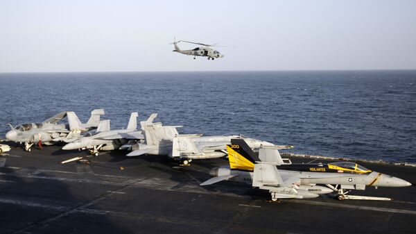 Máy bay trực thăng Hoa Kỳ tuần tra ở eo biển Hormuz.  - Sputnik Việt Nam