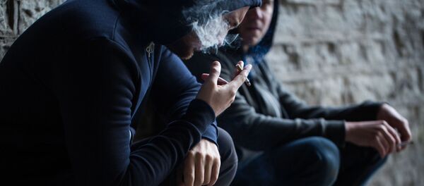 Hai người bạn hút thuốc  - Sputnik Việt Nam