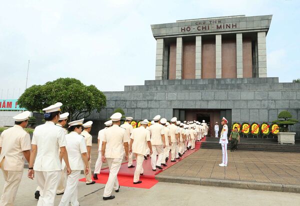 Nhân dịp kỷ niệm 50 năm thực hiện Di chúc của Bác Hồ, sáng 22/8/2019, tại Hà Nội, Đoàn đại biểu gồm 50 điển hình tiên tiến của lực lượng Công an nhân dân báo công, vào Lăng viếng Chủ tịch Hồ Chí Minh và dự Hội nghị sơ kết 3 năm thực hiện Chỉ thị 05 của Bộ Chính trị về tiếp tục đẩy mạnh học tập và làm theo tư tưởng, phong cách Hồ Chí Minh - Sputnik Việt Nam