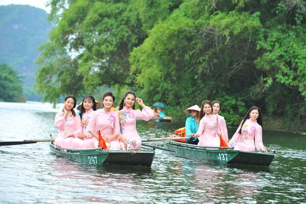 Ngày 21/8/2019, 15 thí sinh vào vòng chung kết cuộc thi Người đẹp Hoa Lư 2019 đã có hoạt động dâng hương, chụp hình tại Di tích Cố đô Hoa Lư và khu du lịch danh thắng Tràng An - Sputnik Việt Nam