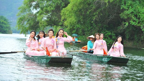 Ngày 21/8/2019, 15 thí sinh vào vòng chung kết cuộc thi Người đẹp Hoa Lư 2019 đã có hoạt động dâng hương, chụp hình tại Di tích Cố đô Hoa Lư và khu du lịch danh thắng Tràng An - Sputnik Việt Nam