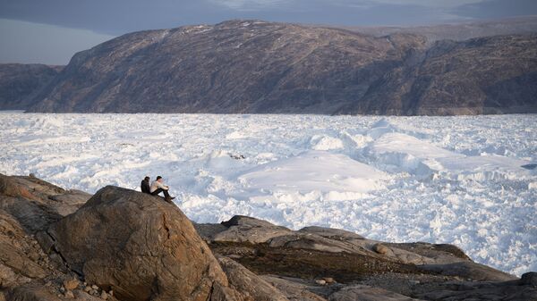 Sinh viên Đại học New York ngồi trên vách đá nhìn xuống sông băng Helheim ở Greenland - Sputnik Việt Nam