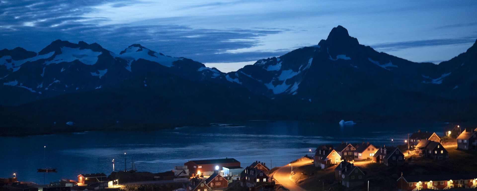 Quang cảnh thành phố đêm Tasiilaq, Greenland - Sputnik Việt Nam, 1920, 25.12.2024