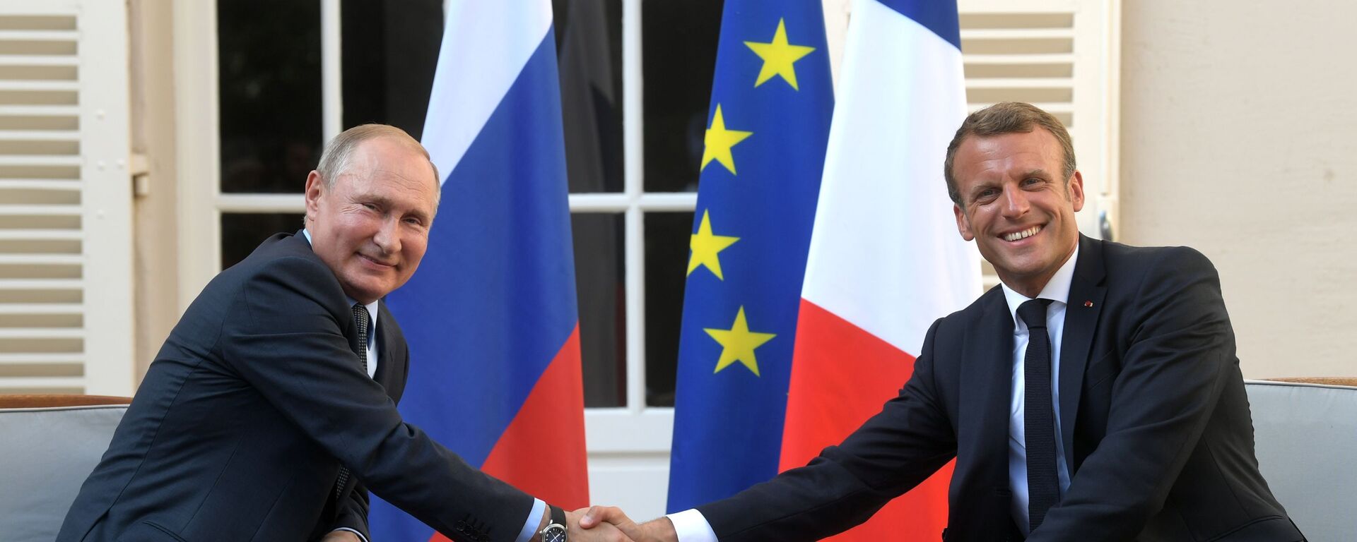 Tổng thống Nga Vladimir Putin và Tổng thống Pháp Emmanuel Macron trong một cuộc họp ở miền Nam nước Pháp - Sputnik Việt Nam, 1920, 01.07.2025