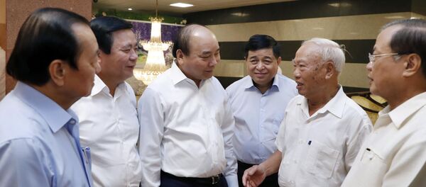 Thủ tướng Nguyễn Xuân Phúc, Trưởng Tiểu ban Kinh tế - Xã hội, Đại hội đại biểu toàn quốc lần thứ XIII của Đảng và các đại biểu.  - Sputnik Việt Nam