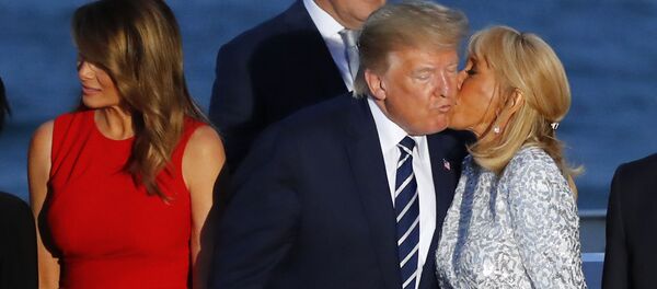 Phu nhân Tổng thống Pháp Brigitte Macron hôn Tổng thống Mỹ Donald Trump trong buổi chụp hình chung tại Hội nghị thượng đỉnh G7 ở Biarritz Phu nhân Tổng thống Pháp Brigitte Macron hôn Tổng thống Mỹ Donald Trump trong buổi chụp hình chung tại Hội nghị thượng đỉnh G7 ở Biarritz - Sputnik Việt Nam