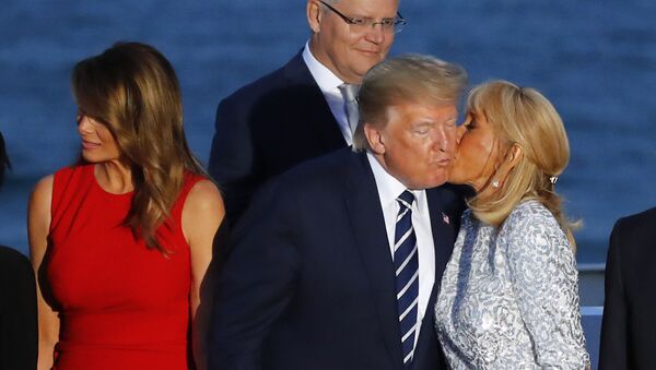 Phu nhân Tổng thống Pháp Brigitte Macron hôn Tổng thống Mỹ Donald Trump trong buổi chụp hình chung tại Hội nghị thượng đỉnh G7 ở Biarritz - Sputnik Việt Nam