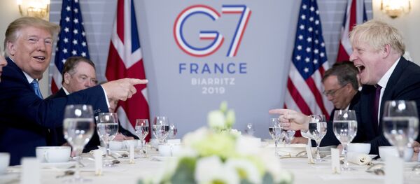 Tổng thống Mỹ Donald Trump và Thủ tướng Anh Boris Johnson trong cuộc đàm phán tại Hội nghị thượng đỉnh G7 ở Biarritz Tổng thống Mỹ Donald Trump và Thủ tướng Anh Boris Johnson trong cuộc đàm phán tại Hội nghị thượng đỉnh G7 ở Biarritz - Sputnik Việt Nam