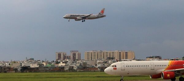 Máy bay của hãng hàng không Jetstar Pacific đang hạ cánh tại sân bay Tân Sơn Nhất Máy bay của hãng hàng không Jetstar Pacific đang hạ cánh tại sân bay Tân Sơn Nhất - Sputnik Việt Nam