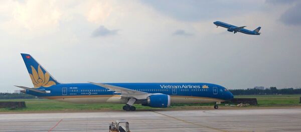Máy bay của hãng hàng không Vietnam Airlines cất và hạ cánh tại sân bay Tân Sơn Nhất - Sputnik Việt Nam