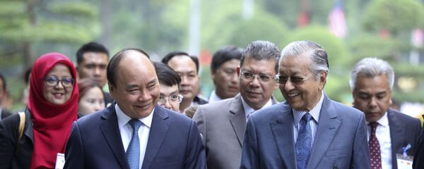 Thủ tướng Chính phủ Nguyễn Xuân Phúc và Thủ tướng Malaysia Mahathir Mohamad  - Sputnik Việt Nam