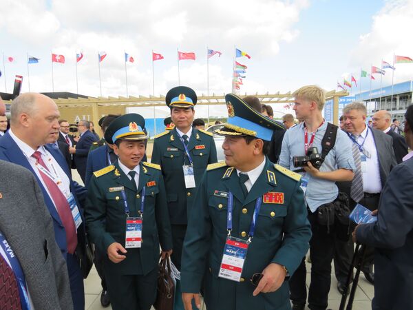 Trực thăng Ansat với nội thất phong cách Aurus được giới thiệu tại MAKS 2019 Trực thăng Ansat với nội thất phong cách Aurus được giới thiệu tại MAKS 2019 - Sputnik Việt Nam