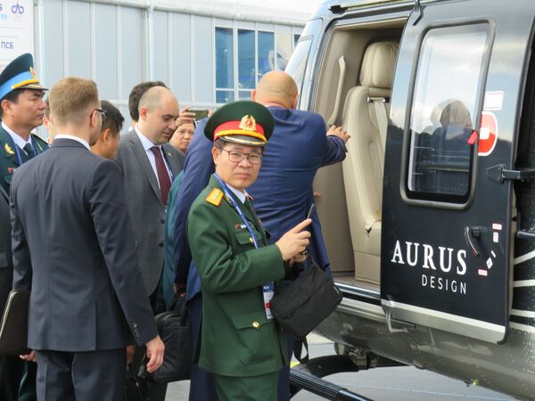 Trực thăng Ansat với nội thất phong cách Aurus được giới thiệu tại MAKS 2019 Trực thăng Ansat với nội thất phong cách Aurus được giới thiệu tại MAKS 2019 - Sputnik Việt Nam