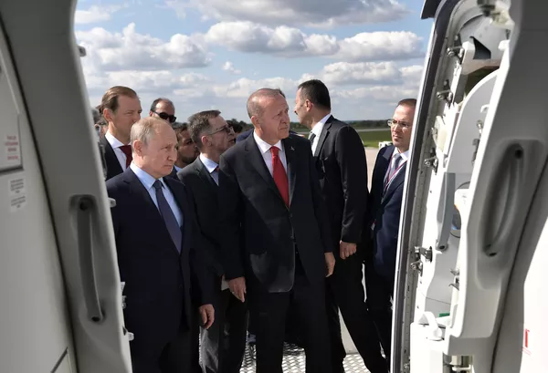 Tổng thống Nga Vladimir Putin và tổng thống Thổ Nhĩ Kỳ Recep Tayyip Erdogan trong chuyến thăm Triển lãm MAKS-2019 Tổng thống Nga Vladimir Putin và tổng thống Thổ Nhĩ Kỳ Recep Tayyip Erdogan trong chuyến thăm Triển lãm MAKS-2019