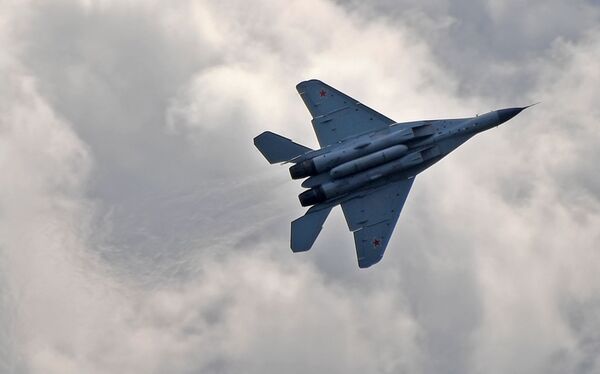 Câu chuyện của phi công thử nghiệm: Trên MiG-35 có thể thao tác không cần bản chỉ dẫn Câu chuyện của phi công thử nghiệm: Trên MiG-35 có thể thao tác không cần bản chỉ dẫn - Sputnik Việt Nam