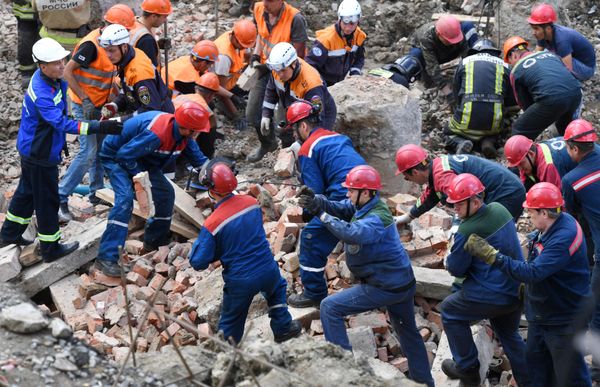 Tường nhà xây dở đổ sập xuống đầu công nhân - Sputnik Việt Nam