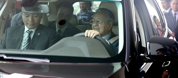 Thủ tướng Malaysia Mahathir Mohamad lái thử mẫu xe Vinfast.  - Sputnik Việt Nam