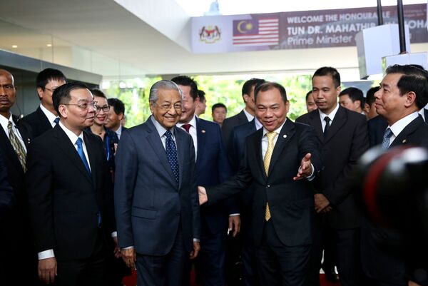 Thủ tướng Malaysia lái thử xe VinFast và tham vọng ôtô quốc dân của ông Mahathir Thủ tướng Malaysia lái thử xe VinFast và tham vọng ôtô quốc dân của ông Mahathir - Sputnik Việt Nam