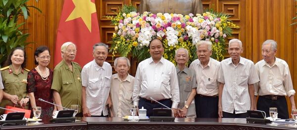 Thủ tướng Nguyễn Xuân Phúc và các đồng chí trực tiếp phục vụ, bảo vệ Bác Hồ. (Ông Trần Viết Hoàn đứng thứ hai bên phải) - Sputnik Việt Nam