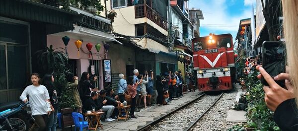 Hoạt động kinh doanh ven đường sắt tiềm ẩn nguy cơ mất an toàn cao Hoạt động kinh doanh ven đường sắt tiềm ẩn nguy cơ mất an toàn cao - Sputnik Việt Nam