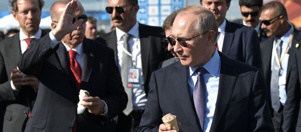 Tổng thống Nga Vladimir Putin và Tổng thống Thổ Nhĩ Kỳ Recep Tayyip Erdogan ăn kem trong chuyến thăm MAKS-2019 - Sputnik Việt Nam