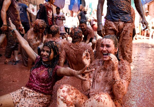 Những người tham gia lễ hội cà chua “La Tomatina” thường niên tại thành phố Bunyol của Tây Ban Nha - Sputnik Việt Nam