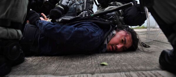 Cảnh sát Hồng Kông bắt giữ một người biểu tình Cảnh sát Hồng Kông bắt giữ một người biểu tình - Sputnik Việt Nam