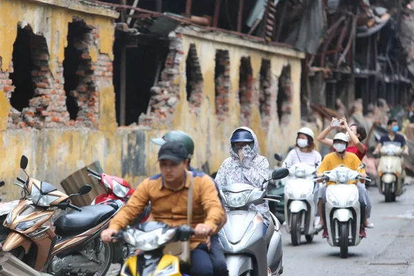Người dân sinh sống tại đây phải đeo khẩu trang mỗi khi đi qua khu vực cháy nhà máy Bóng đèn Phích nước Rạng Đông.