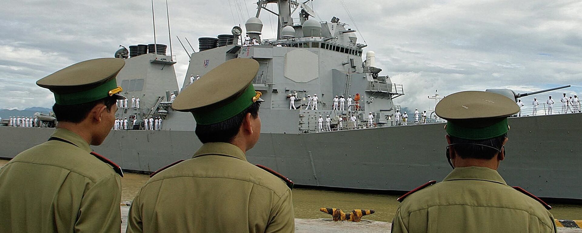 Cảnh sát biển Việt Nam theo dõi tàu khu trục tên lửa USS Curtis Wilbur đến Đà Nẵng - Sputnik Việt Nam, 1920, 07.01.2022