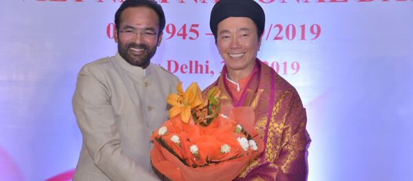Quốc vụ khanh Bộ Nội vụ Ấn Độ G. Kishan Reddy tặng hoa chúc mừng Quốc khánh Việt Nam cho Đại sứ Phạm Sanh Châu. - Sputnik Việt Nam