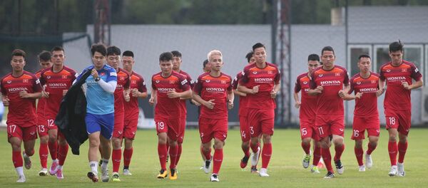 Các tuyển thủ Việt Nam chạy nhẹ làm nóng trước buổi tập. Các tuyển thủ Việt Nam chạy nhẹ làm nóng trước buổi tập. - Sputnik Việt Nam