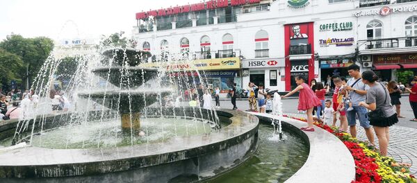 Đông đảo các tầng lớp nhân dân đổ về khu phố đi bộ. Đông đảo các tầng lớp nhân dân đổ về khu phố đi bộ. - Sputnik Việt Nam