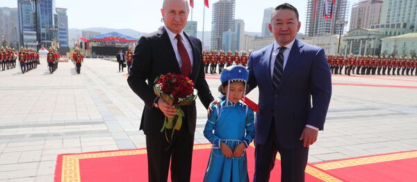 Tổng thống Nga Vladimir Putin với Tổng thống Mông Cổ Khaltmaagiin Battulga tại Mông Cổ. - Sputnik Việt Nam