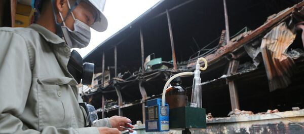 Đoàn cán bộ Trung tâm quan trắc tài nguyên và môi trường Hà Nội đến hiện trường kiểm tra, ghi nhận số liệu. - Sputnik Việt Nam