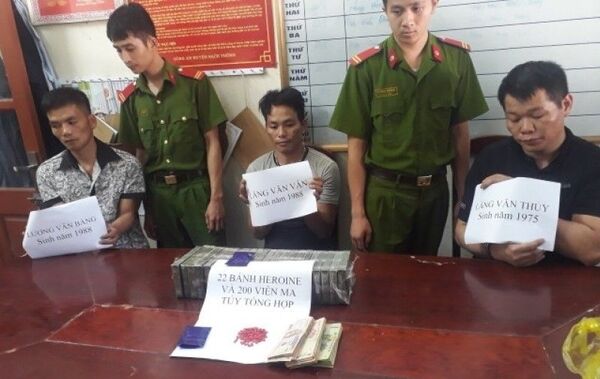 Lực lượng Công an Bắc Kạn bắt giữ 3 đối tượng vận chuyển 22 bánh heroin - Sputnik Việt Nam