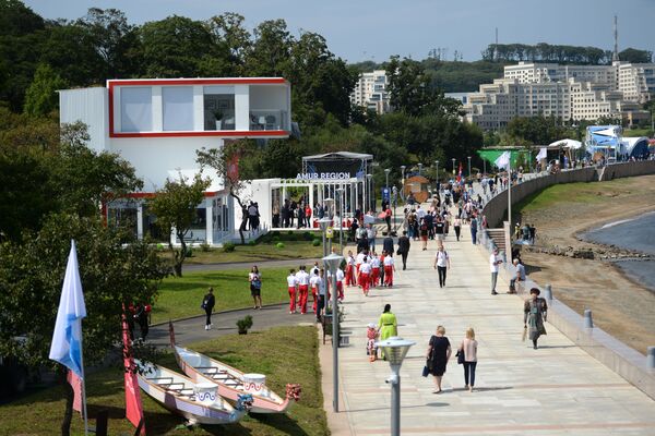 Khách tham quan tại triển lãm Phố Viễn Đông trong khuôn khổ EEF V ở Vladivostok - Sputnik Việt Nam