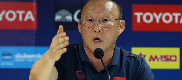 HLV Park Hang Seo phát biểu trong buổi họp báo.  - Sputnik Việt Nam