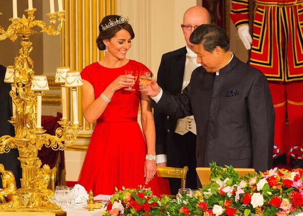 Nữ công tước Cambridge Kate Middleton và Chủ tịch Trung Quốc Tập Cận Bình trong yến  tiệc ở London - Sputnik Việt Nam