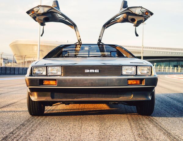 Cỗ xe DeLorean DMC-12 trên xa lộ “Đường đua Sochi - Sputnik Việt Nam