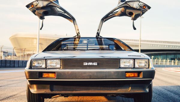 Cỗ xe DeLorean DMC-12 trên xa lộ “Đường đua Sochi - Sputnik Việt Nam