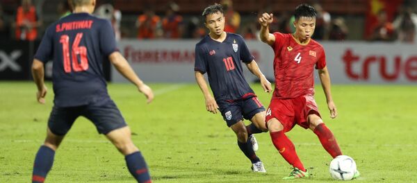 Pha sút bóng của trung vệ Bùi Tiến Dũng. - Sputnik Việt Nam