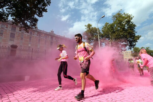 Những người tham gia cuộc chay đua cự ly 5 km The Color Run tại Brussels - Sputnik Việt Nam