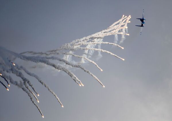 Máy bay Su-30SM của đội nhào lộn trên không Hiệp sĩ Nga tại MAKS-2019 - Sputnik Việt Nam