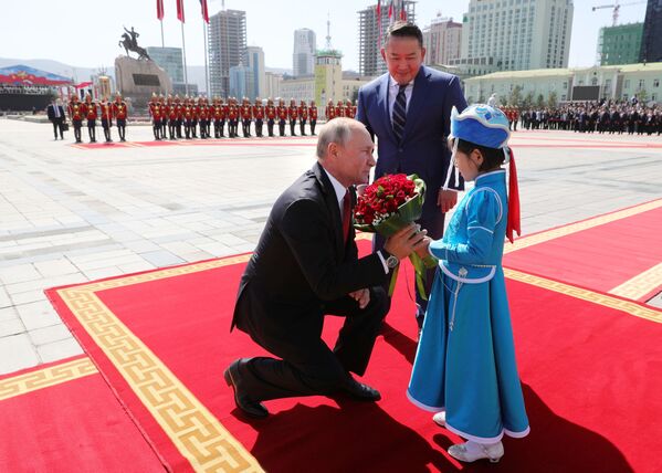 Tổng thống Nga Vladimir Putin và Tổng thống Mông Cổ Khaltmagiin Battulga tại một cuộc họp chính thức ở Ulan Bator - Sputnik Việt Nam