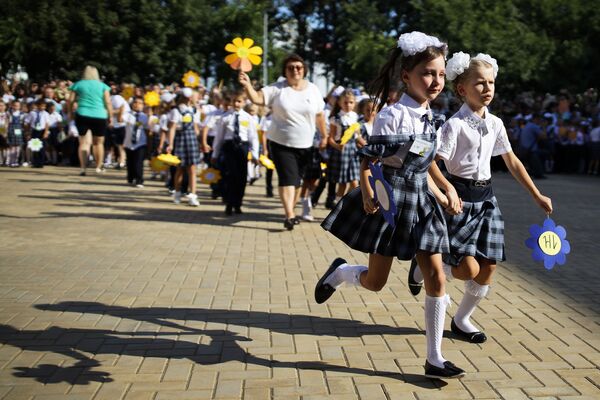 Học sinh lớp một trong ngày khai giảng ở Krasnodar, Nga - Sputnik Việt Nam