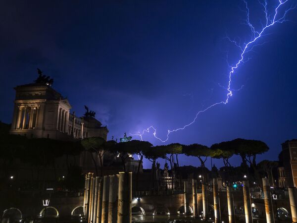 Chớp lóa trên đài tưởng niệm Vittorio Emanuele II ở Rome - Sputnik Việt Nam